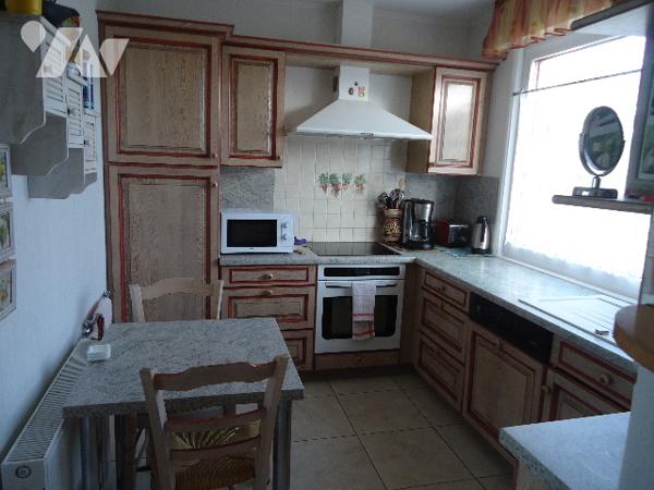 Maison de ville, semi mitoyenne, proximité de toutes commodités.