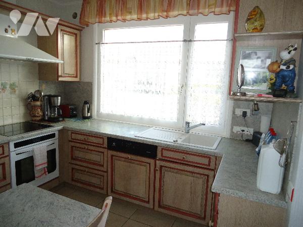 Maison de ville, semi mitoyenne, proximité de toutes commodités.