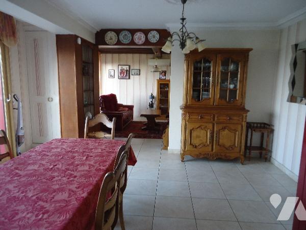 Maison de ville, semi mitoyenne, proximité de toutes commodités.