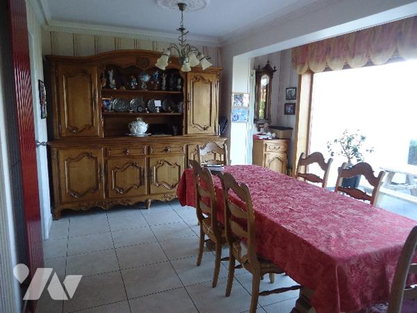 Maison de ville, semi mitoyenne, proximité de toutes commodités.