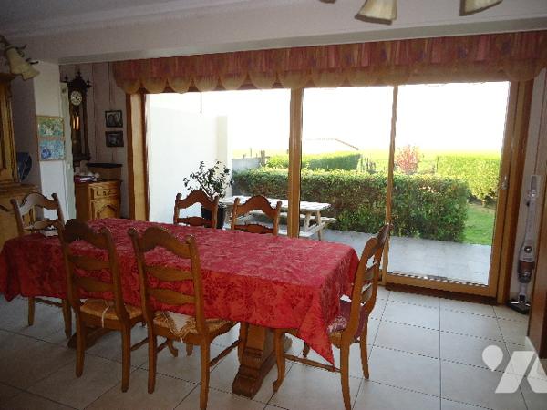 Maison de ville, semi mitoyenne, proximité de toutes commodités.