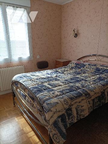 Maison de ville, semi mitoyenne, proximité de toutes commodités.