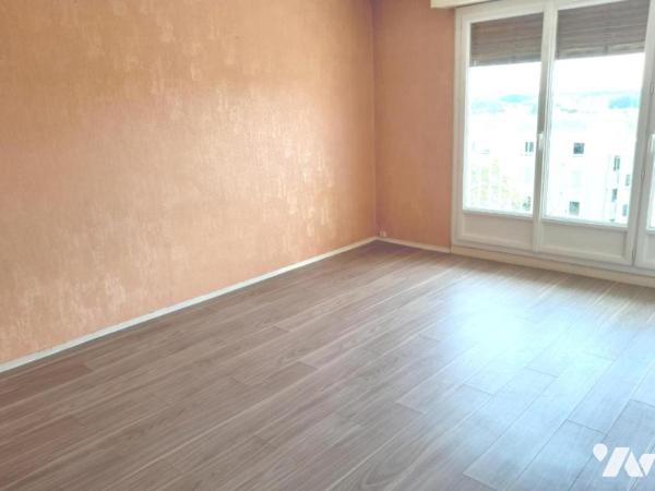 LA-CHAPELLE-ST-MESMIN - DANS RESIDENCE - APPARTEMENT T4 (77m²) - AIRE DE STATIONNEMENT COLLECTIVE- 