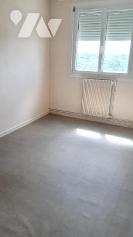 LA-CHAPELLE-ST-MESMIN - DANS RESIDENCE - APPARTEMENT T4 (77m²) - AIRE DE STATIONNEMENT COLLECTIVE- 