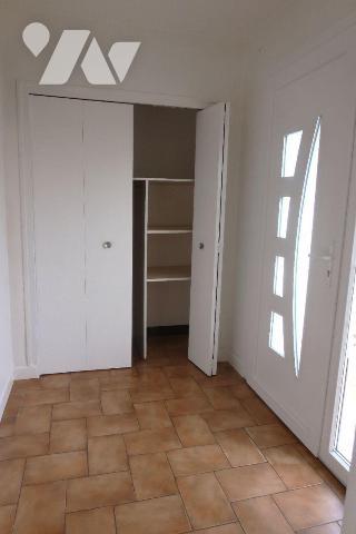 Pavillon de plain-pied, env. 86m2 habitables, BEG, comprenant :
. entrée avec placard, salle à...