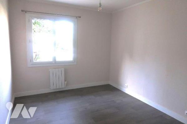 Pavillon de plain-pied, env. 86m2 habitables, BEG, comprenant :
. entrée avec placard, salle à...