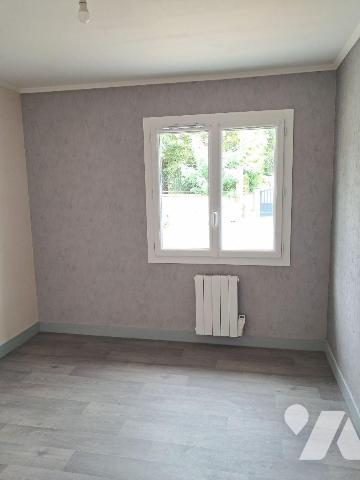 Pavillon de plain-pied, env. 86m2 habitables, BEG, comprenant :
. entrée avec placard, salle à...