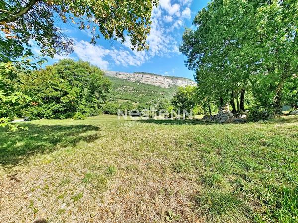 À vendre terrain constructible de 1513 m² à Entrepierres