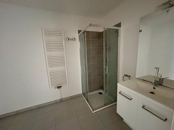 Appartement t2 terrasse et parking