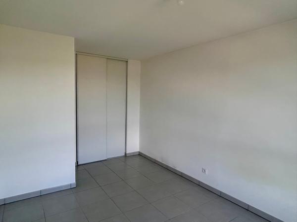 Appartement t2 terrasse et parking