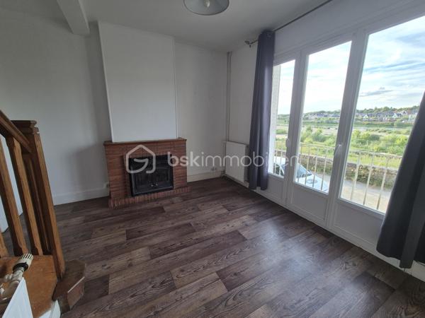 Maison mitoyenne bien située à Gien dans le quartier du Berry. 
-- Vue sur la Loire et le château --

A 1h30 de Paris, 1h de Orléans.

Elle dispose d'une cuisine ouverte sur salle à manger / salon, 3 chambres, salle d'eau, 2 wc et une cave.

Chauffage au gaz (chaudière de 2021).
Menuiseries PVC double vitrage.
Taxe foncière : 979 €