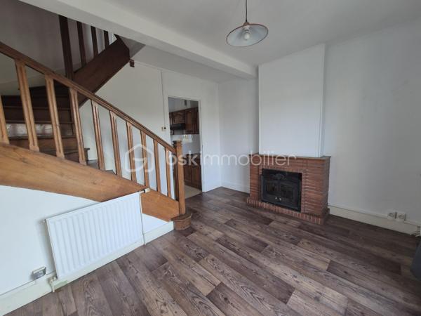 Maison mitoyenne bien située à Gien dans le quartier du Berry. 
-- Vue sur la Loire et le château --

A 1h30 de Paris, 1h de Orléans.

Elle dispose d'une cuisine ouverte sur salle à manger / salon, 3 chambres, salle d'eau, 2 wc et une cave.

Chauffage au gaz (chaudière de 2021).
Menuiseries PVC double vitrage.
Taxe foncière : 979 €