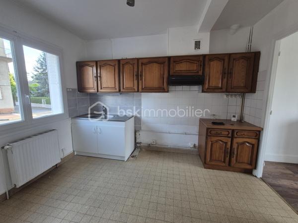 Maison mitoyenne bien située à Gien dans le quartier du Berry. 
-- Vue sur la Loire et le château --

A 1h30 de Paris, 1h de Orléans.

Elle dispose d'une cuisine ouverte sur salle à manger / salon, 3 chambres, salle d'eau, 2 wc et une cave.

Chauffage au gaz (chaudière de 2021).
Menuiseries PVC double vitrage.
Taxe foncière : 979 €