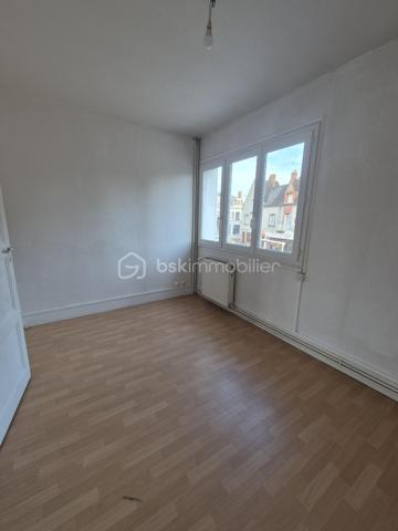 Maison mitoyenne bien située à Gien dans le quartier du Berry. 
-- Vue sur la Loire et le château --

A 1h30 de Paris, 1h de Orléans.

Elle dispose d'une cuisine ouverte sur salle à manger / salon, 3 chambres, salle d'eau, 2 wc et une cave.

Chauffage au gaz (chaudière de 2021).
Menuiseries PVC double vitrage.
Taxe foncière : 979 €