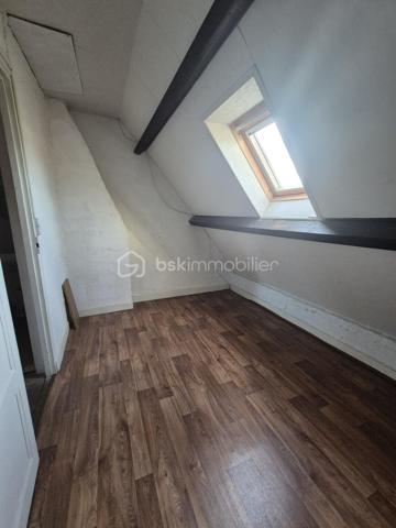 Maison mitoyenne bien située à Gien dans le quartier du Berry. 
-- Vue sur la Loire et le château --

A 1h30 de Paris, 1h de Orléans.

Elle dispose d'une cuisine ouverte sur salle à manger / salon, 3 chambres, salle d'eau, 2 wc et une cave.

Chauffage au gaz (chaudière de 2021).
Menuiseries PVC double vitrage.
Taxe foncière : 979 €