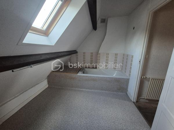 Maison mitoyenne bien située à Gien dans le quartier du Berry. 
-- Vue sur la Loire et le château --

A 1h30 de Paris, 1h de Orléans.

Elle dispose d'une cuisine ouverte sur salle à manger / salon, 3 chambres, salle d'eau, 2 wc et une cave.

Chauffage au gaz (chaudière de 2021).
Menuiseries PVC double vitrage.
Taxe foncière : 979 €