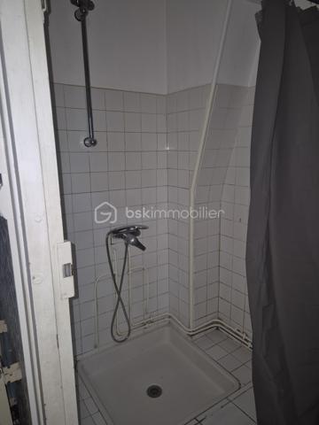 Maison mitoyenne bien située à Gien dans le quartier du Berry. 
-- Vue sur la Loire et le château --

A 1h30 de Paris, 1h de Orléans.

Elle dispose d'une cuisine ouverte sur salle à manger / salon, 3 chambres, salle d'eau, 2 wc et une cave.

Chauffage au gaz (chaudière de 2021).
Menuiseries PVC double vitrage.
Taxe foncière : 979 €