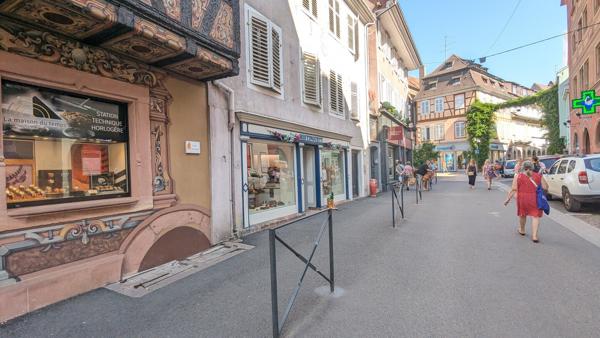 Fonds de commerce, emplacement de 1er plan + droit au bail 98 400 € H.A.I.*