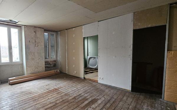 Maison à vendre    6 pièces •  Saint-Jean-d'Angély