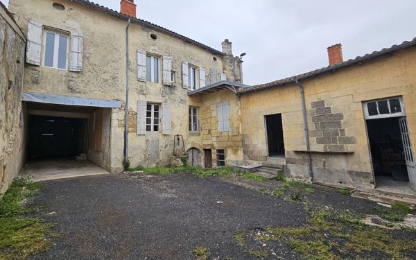 Maison à vendre    6 pièces •  Saint-Jean-d'Angély