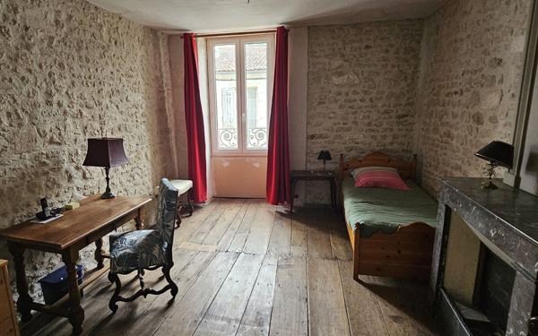 Maison à vendre    6 pièces •  Saint-Jean-d'Angély