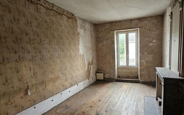 Maison à vendre    6 pièces •  Saint-Jean-d'Angély