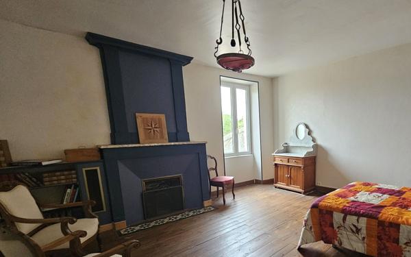 Maison à vendre    6 pièces •  Saint-Jean-d'Angély