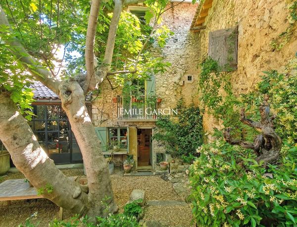 A vendre - Maison de village -à Pernes Les Fontaines - avec charme, cour et au calme