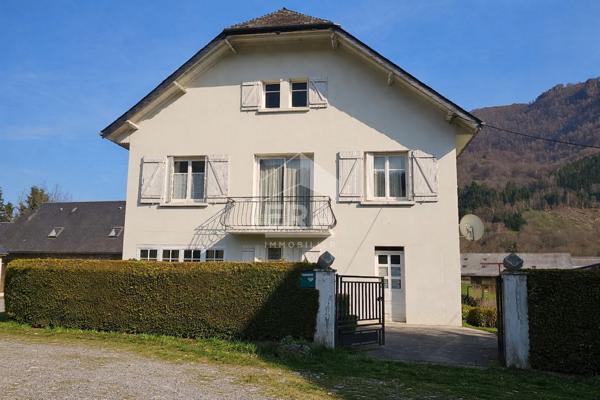 Maison familiale avec vue montagne à Arrens-Marsous, dépendance et garage