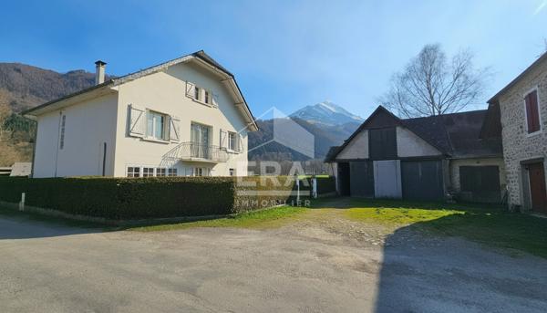 Maison familiale avec vue montagne à Arrens-Marsous, dépendance et garage