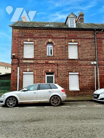 MAISON  de ville avec cour et garage