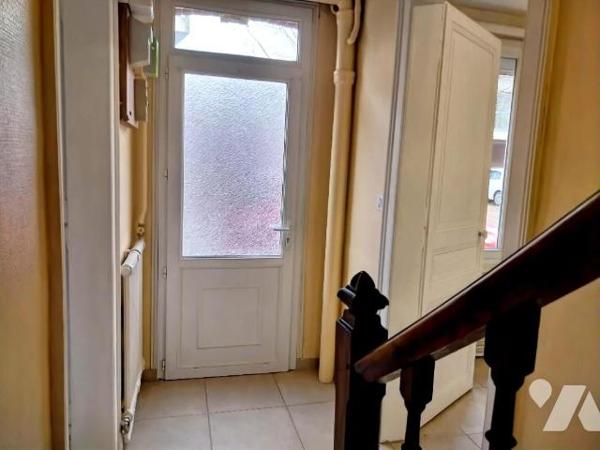 MAISON  de ville avec cour et garage