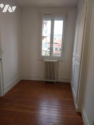 MAISON  de ville avec cour et garage