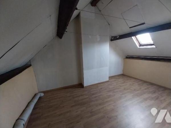 MAISON  de ville avec cour et garage