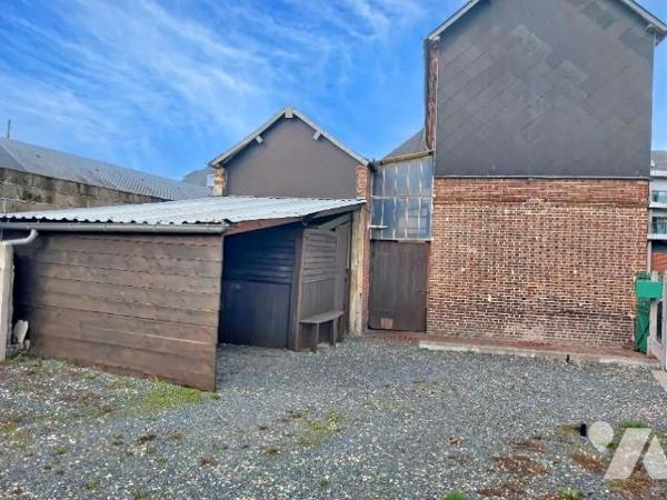 MAISON  de ville avec cour et garage