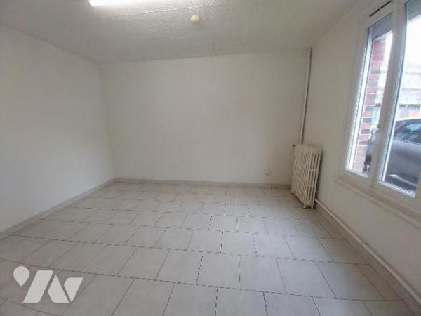 MAISON  de ville avec cour et garage