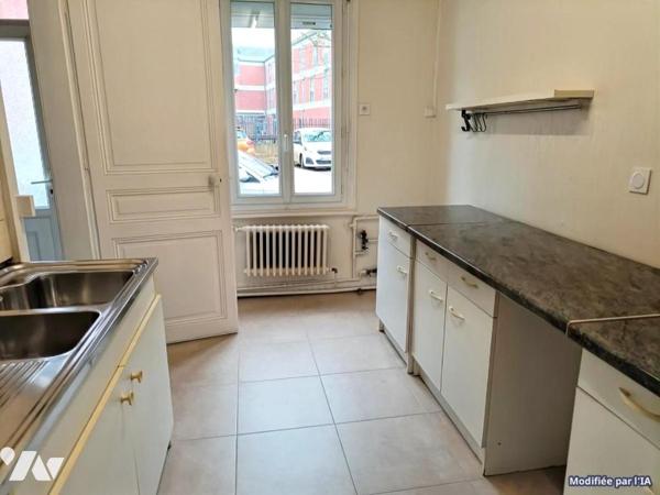 MAISON  de ville avec cour et garage