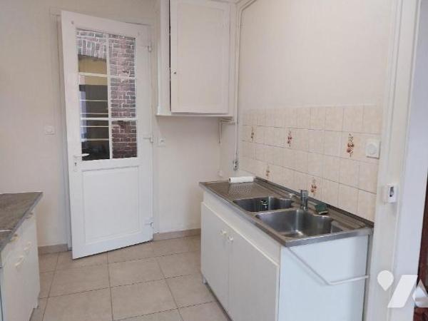 MAISON  de ville avec cour et garage