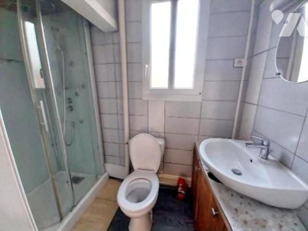 MAISON  de ville avec cour et garage