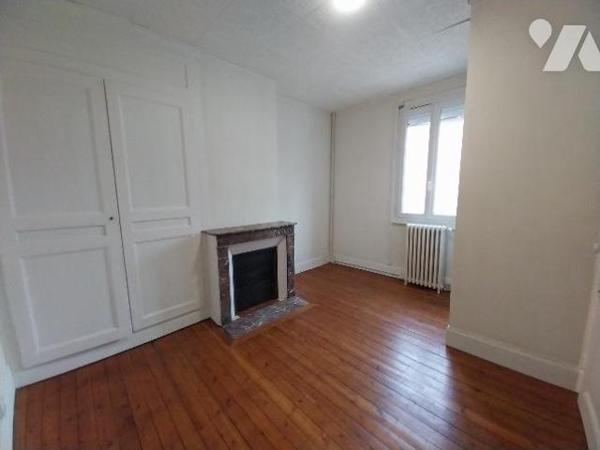 MAISON  de ville avec cour et garage