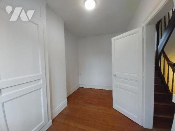 MAISON  de ville avec cour et garage