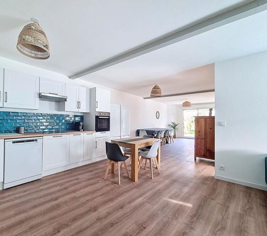 Ensemble immobilier de 366 m2, polyvalent et exceptionnel, jardin de 300 m2. Proche du centre d'Angers, ce bie , Angers