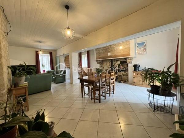Rouilly, situé à 5min en voiture de Provins (avec gare Paris-Est en 1H) et toutes commodités utiles.
 Je vous invite à découvrir cette jolie maison familiale en construction pierre, mitoyenne d'un coté, édifiée sur 2 niveaux, offrant 170m2 habitable environ.
Elle se composée en rez-de-chaussée : d'une grande entrée (11m2), un grand séjour/salle à manger de 46m2 équipé d'un poêle à bois qui s'allie parfaitement avec le charme de la pierre intérieur ! 
Coté cuisine, (séparée d'une jolie porte-verrière), un espace de 18m2 équipée et aménagé, totalement fonctionnelle. Une grande chambre de 19m2, une salle de bains avec cabinet de douche, un wc, une buanderie complète ce rez-de-chausée.
A l'étage : une grande pièce palière de 17m2 donne accès à 3 chambres (12/14/19m2) dont une reste à finir de rénover.
En extérieur : un garage double non-attenant, une cave, terrain de 945m2 !
Les + de ce bien :
- Localisation et secteur calme
- Construction robuste
- Menuiserie : PVC / DV
- Assainissement : TAE
- Chauffage : Poêle à bois + radiateur électrique. 

Note : prévoir quelques travaux de rénovation (à finir) en intérieur (entrée/Chambre rdc/palier et une chambre à l'étage)
Maison habitable de suite.