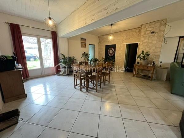Rouilly, situé à 5min en voiture de Provins (avec gare Paris-Est en 1H) et toutes commodités utiles.
 Je vous invite à découvrir cette jolie maison familiale en construction pierre, mitoyenne d'un coté, édifiée sur 2 niveaux, offrant 170m2 habitable environ.
Elle se composée en rez-de-chaussée : d'une grande entrée (11m2), un grand séjour/salle à manger de 46m2 équipé d'un poêle à bois qui s'allie parfaitement avec le charme de la pierre intérieur ! 
Coté cuisine, (séparée d'une jolie porte-verrière), un espace de 18m2 équipée et aménagé, totalement fonctionnelle. Une grande chambre de 19m2, une salle de bains avec cabinet de douche, un wc, une buanderie complète ce rez-de-chausée.
A l'étage : une grande pièce palière de 17m2 donne accès à 3 chambres (12/14/19m2) dont une reste à finir de rénover.
En extérieur : un garage double non-attenant, une cave, terrain de 945m2 !
Les + de ce bien :
- Localisation et secteur calme
- Construction robuste
- Menuiserie : PVC / DV
- Assainissement : TAE
- Chauffage : Poêle à bois + radiateur électrique. 

Note : prévoir quelques travaux de rénovation (à finir) en intérieur (entrée/Chambre rdc/palier et une chambre à l'étage)
Maison habitable de suite.
