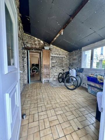Rouilly, situé à 5min en voiture de Provins (avec gare Paris-Est en 1H) et toutes commodités utiles.
 Je vous invite à découvrir cette jolie maison familiale en construction pierre, mitoyenne d'un coté, édifiée sur 2 niveaux, offrant 170m2 habitable environ.
Elle se composée en rez-de-chaussée : d'une grande entrée (11m2), un grand séjour/salle à manger de 46m2 équipé d'un poêle à bois qui s'allie parfaitement avec le charme de la pierre intérieur ! 
Coté cuisine, (séparée d'une jolie porte-verrière), un espace de 18m2 équipée et aménagé, totalement fonctionnelle. Une grande chambre de 19m2, une salle de bains avec cabinet de douche, un wc, une buanderie complète ce rez-de-chausée.
A l'étage : une grande pièce palière de 17m2 donne accès à 3 chambres (12/14/19m2) dont une reste à finir de rénover.
En extérieur : un garage double non-attenant, une cave, terrain de 945m2 !
Les + de ce bien :
- Localisation et secteur calme
- Construction robuste
- Menuiserie : PVC / DV
- Assainissement : TAE
- Chauffage : Poêle à bois + radiateur électrique. 

Note : prévoir quelques travaux de rénovation (à finir) en intérieur (entrée/Chambre rdc/palier et une chambre à l'étage)
Maison habitable de suite.