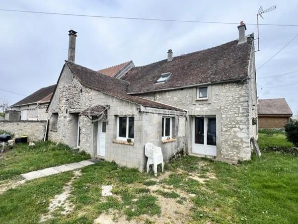 Rouilly, situé à 5min en voiture de Provins (avec gare Paris-Est en 1H) et toutes commodités utiles.
 Je vous invite à découvrir cette jolie maison familiale en construction pierre, mitoyenne d'un coté, édifiée sur 2 niveaux, offrant 170m2 habitable environ.
Elle se composée en rez-de-chaussée : d'une grande entrée (11m2), un grand séjour/salle à manger de 46m2 équipé d'un poêle à bois qui s'allie parfaitement avec le charme de la pierre intérieur ! 
Coté cuisine, (séparée d'une jolie porte-verrière), un espace de 18m2 équipée et aménagé, totalement fonctionnelle. Une grande chambre de 19m2, une salle de bains avec cabinet de douche, un wc, une buanderie complète ce rez-de-chausée.
A l'étage : une grande pièce palière de 17m2 donne accès à 3 chambres (12/14/19m2) dont une reste à finir de rénover.
En extérieur : un garage double non-attenant, une cave, terrain de 945m2 !
Les + de ce bien :
- Localisation et secteur calme
- Construction robuste
- Menuiserie : PVC / DV
- Assainissement : TAE
- Chauffage : Poêle à bois + radiateur électrique. 

Note : prévoir quelques travaux de rénovation (à finir) en intérieur (entrée/Chambre rdc/palier et une chambre à l'étage)
Maison habitable de suite.