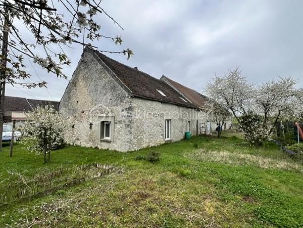Rouilly, situé à 5min en voiture de Provins (avec gare Paris-Est en 1H) et toutes commodités utiles.
 Je vous invite à découvrir cette jolie maison familiale en construction pierre, mitoyenne d'un coté, édifiée sur 2 niveaux, offrant 170m2 habitable environ.
Elle se composée en rez-de-chaussée : d'une grande entrée (11m2), un grand séjour/salle à manger de 46m2 équipé d'un poêle à bois qui s'allie parfaitement avec le charme de la pierre intérieur ! 
Coté cuisine, (séparée d'une jolie porte-verrière), un espace de 18m2 équipée et aménagé, totalement fonctionnelle. Une grande chambre de 19m2, une salle de bains avec cabinet de douche, un wc, une buanderie complète ce rez-de-chausée.
A l'étage : une grande pièce palière de 17m2 donne accès à 3 chambres (12/14/19m2) dont une reste à finir de rénover.
En extérieur : un garage double non-attenant, une cave, terrain de 945m2 !
Les + de ce bien :
- Localisation et secteur calme
- Construction robuste
- Menuiserie : PVC / DV
- Assainissement : TAE
- Chauffage : Poêle à bois + radiateur électrique. 

Note : prévoir quelques travaux de rénovation (à finir) en intérieur (entrée/Chambre rdc/palier et une chambre à l'étage)
Maison habitable de suite.