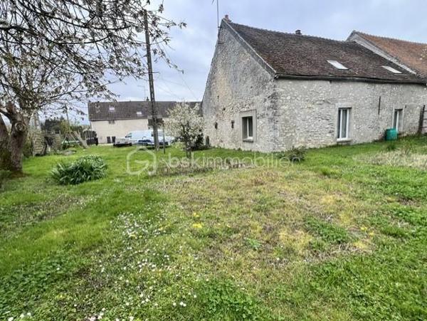 Rouilly, situé à 5min en voiture de Provins (avec gare Paris-Est en 1H) et toutes commodités utiles.
 Je vous invite à découvrir cette jolie maison familiale en construction pierre, mitoyenne d'un coté, édifiée sur 2 niveaux, offrant 170m2 habitable environ.
Elle se composée en rez-de-chaussée : d'une grande entrée (11m2), un grand séjour/salle à manger de 46m2 équipé d'un poêle à bois qui s'allie parfaitement avec le charme de la pierre intérieur ! 
Coté cuisine, (séparée d'une jolie porte-verrière), un espace de 18m2 équipée et aménagé, totalement fonctionnelle. Une grande chambre de 19m2, une salle de bains avec cabinet de douche, un wc, une buanderie complète ce rez-de-chausée.
A l'étage : une grande pièce palière de 17m2 donne accès à 3 chambres (12/14/19m2) dont une reste à finir de rénover.
En extérieur : un garage double non-attenant, une cave, terrain de 945m2 !
Les + de ce bien :
- Localisation et secteur calme
- Construction robuste
- Menuiserie : PVC / DV
- Assainissement : TAE
- Chauffage : Poêle à bois + radiateur électrique. 

Note : prévoir quelques travaux de rénovation (à finir) en intérieur (entrée/Chambre rdc/palier et une chambre à l'étage)
Maison habitable de suite.
