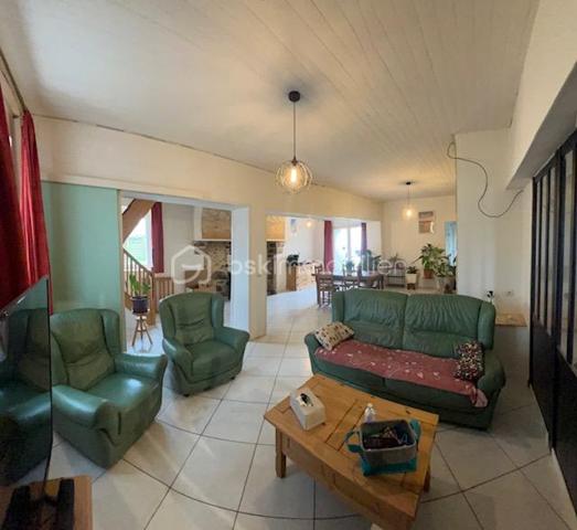 Rouilly, situé à 5min en voiture de Provins (avec gare Paris-Est en 1H) et toutes commodités utiles.
 Je vous invite à découvrir cette jolie maison familiale en construction pierre, mitoyenne d'un coté, édifiée sur 2 niveaux, offrant 170m2 habitable environ.
Elle se composée en rez-de-chaussée : d'une grande entrée (11m2), un grand séjour/salle à manger de 46m2 équipé d'un poêle à bois qui s'allie parfaitement avec le charme de la pierre intérieur ! 
Coté cuisine, (séparée d'une jolie porte-verrière), un espace de 18m2 équipée et aménagé, totalement fonctionnelle. Une grande chambre de 19m2, une salle de bains avec cabinet de douche, un wc, une buanderie complète ce rez-de-chausée.
A l'étage : une grande pièce palière de 17m2 donne accès à 3 chambres (12/14/19m2) dont une reste à finir de rénover.
En extérieur : un garage double non-attenant, une cave, terrain de 945m2 !
Les + de ce bien :
- Localisation et secteur calme
- Construction robuste
- Menuiserie : PVC / DV
- Assainissement : TAE
- Chauffage : Poêle à bois + radiateur électrique. 

Note : prévoir quelques travaux de rénovation (à finir) en intérieur (entrée/Chambre rdc/palier et une chambre à l'étage)
Maison habitable de suite.
