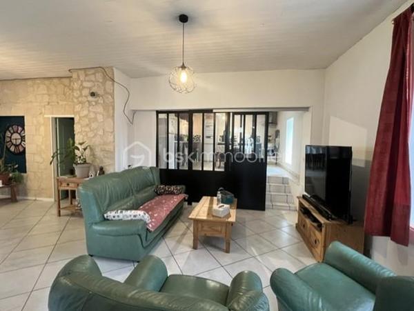 Rouilly, situé à 5min en voiture de Provins (avec gare Paris-Est en 1H) et toutes commodités utiles.
 Je vous invite à découvrir cette jolie maison familiale en construction pierre, mitoyenne d'un coté, édifiée sur 2 niveaux, offrant 170m2 habitable environ.
Elle se composée en rez-de-chaussée : d'une grande entrée (11m2), un grand séjour/salle à manger de 46m2 équipé d'un poêle à bois qui s'allie parfaitement avec le charme de la pierre intérieur ! 
Coté cuisine, (séparée d'une jolie porte-verrière), un espace de 18m2 équipée et aménagé, totalement fonctionnelle. Une grande chambre de 19m2, une salle de bains avec cabinet de douche, un wc, une buanderie complète ce rez-de-chausée.
A l'étage : une grande pièce palière de 17m2 donne accès à 3 chambres (12/14/19m2) dont une reste à finir de rénover.
En extérieur : un garage double non-attenant, une cave, terrain de 945m2 !
Les + de ce bien :
- Localisation et secteur calme
- Construction robuste
- Menuiserie : PVC / DV
- Assainissement : TAE
- Chauffage : Poêle à bois + radiateur électrique. 

Note : prévoir quelques travaux de rénovation (à finir) en intérieur (entrée/Chambre rdc/palier et une chambre à l'étage)
Maison habitable de suite.